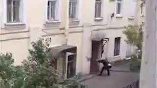 Сцены, Когда Герои Открывают Двери... Головой?