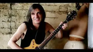 Умер основатель AC/DC Малькольм Янг (Died the founder of AC/DC Malcolm Young)