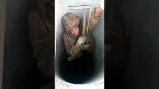 Мягкой посадки,мужик спустился в колодец на ведре.