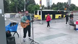 MECİDİYEKÖY'DE SOKAK MÜZİSYENİ