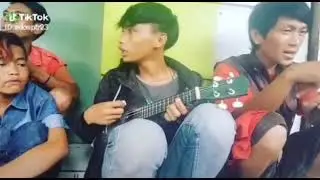 Anak punk nyanyi lagu yang sangat sedih