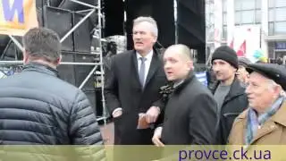 Бійка на Театральній площі- хто кого б'є