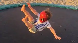 Petit Garçon Adam Saute sur un Trampoline