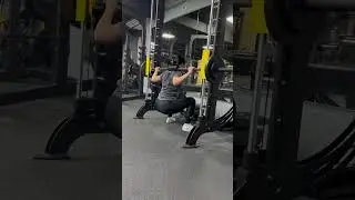 Тренировка в зале девушки