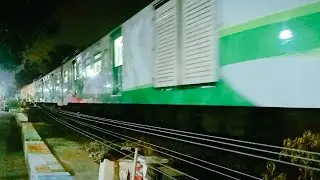 kereta api komuter di malam hari