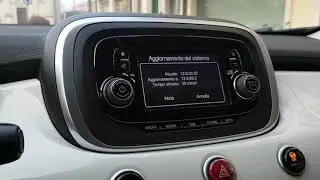 Come aggiornare l'autoradio uconnect 5 della 500x