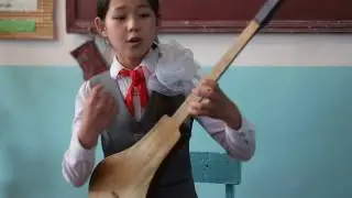Киргизская школьница играет на Хомусе