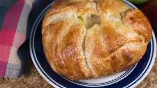 Baked Brie en Croute with Pears