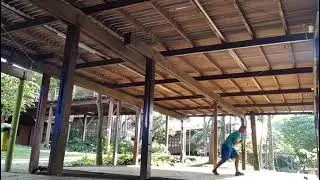 Movimentos de capoeira na praça em Santo André