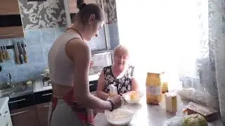 Внучка жарит пирожки с капустой и мясом 🥰