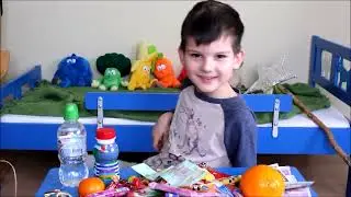 Наколядовал. Много денег, конфет и подарков после рождественских колядок.