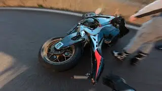 CADE CON LA MOTO DELL'AMICO! 😢
