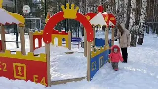 Арина с Мамой играют на детской площадке.