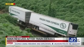 Man rescued after train derails in Vicksburg