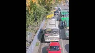 В Екатеринбурге водитель ПАЗика отвлекся от дороги на обилечивание и вылетел на тротуар и в дерево.