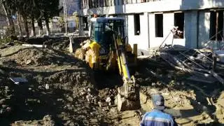 8 тонн ковшом экскаватора