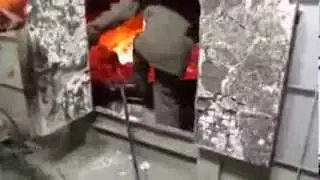 Отчаянный металлург залез в печь