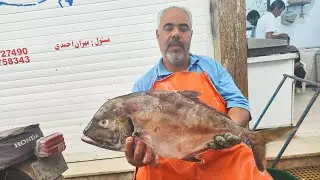 Cutting fish in Bushehr fish market.برش ماهی