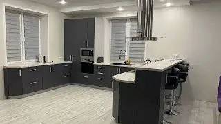 Кухня без верхних шкафов с барной стойкой