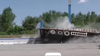 Краш- тесты автомобилей и дорожных ограждений проверка прочности.