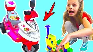 Настя и Катя играют с цветными блоками.
