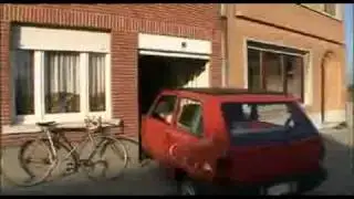 Een Belg met zijn kleine garage