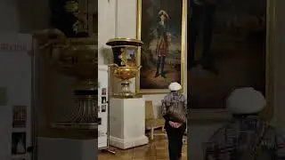 В зале Эрмитажа