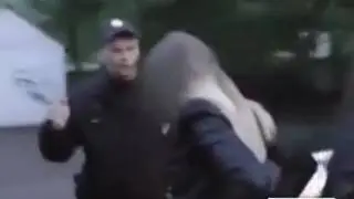 Двоє нових патрульних в службовому автомобілі розважалися з дівчатами