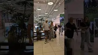 Что она творит?Мужчины покупают платья 😍