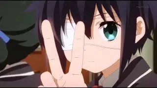 Yuuta le tira un papelito a Rikka en la cara - Momentos divertidos de Chuunibyou demo koi ga shitai