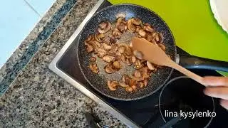 Салат из крабовых палочек и грибов.