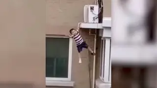 Un niño se salva en China tras caer desde un quinto piso al ser atrapado al vuelo por un vecino