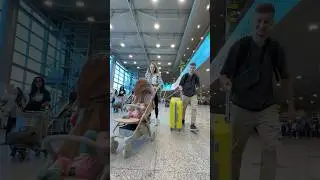 впервые приехали с Евочкой в аэропорт✈️ полетели!!!👨‍👩‍👧