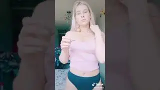 Показала трусы и фигуру