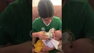 Tata Avril dando el biberón 🍼