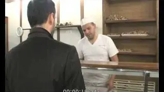 Pizzaiolo pazzo picchia i clienti.