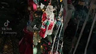 This nostalgic christmas tree brings everyone back to the 90's! #vintagechristmas