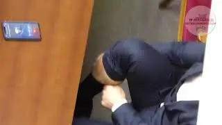 Нардеп Кива чешет яйца в Верховной Раде.