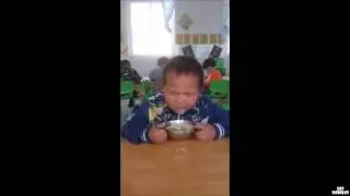 un enfant qui a du mal a rester eveiller