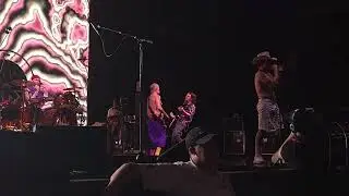 Red Hot Chili Peppers - Give It Away