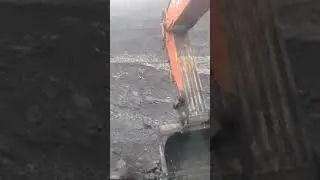Хитачи 870.Погузка погрузка породы на уровне стояния экскаватора,с нижним черпаньем.