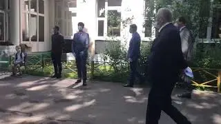 Жириновский пришёл на голосование красиво и под звуки оркестра