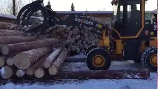 Погрузка бревен фронтальным погрузчиком Boulder (Болдер) WL20 с бревнозахватом