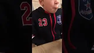 Кирилл пробует новые блюда
