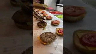 Hambúrguer com bacon na montagem