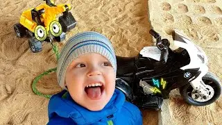 Экскаватор застрял в песке Малыш Тёма на мощном байке спешит на помощь