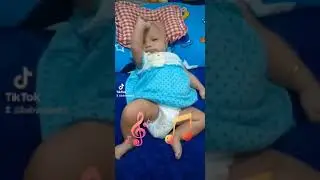 bayi 1 bulan udah pandai joget