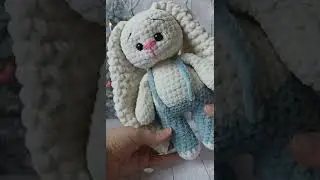 вязаный молочный зайка в штанишках