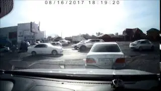 16-08-2017 ул.Амандосова, г.Атырау. Авто Мерседес, № 