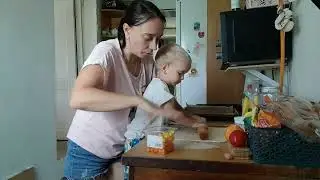Готовим пиццу вместе с мальчиками.